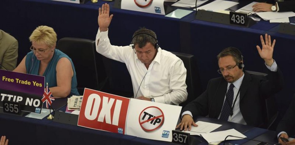 Los europarlamentarios Darion Tamburrano y Piernicola Pedicini muestran carteles contra el TTIP. EFE