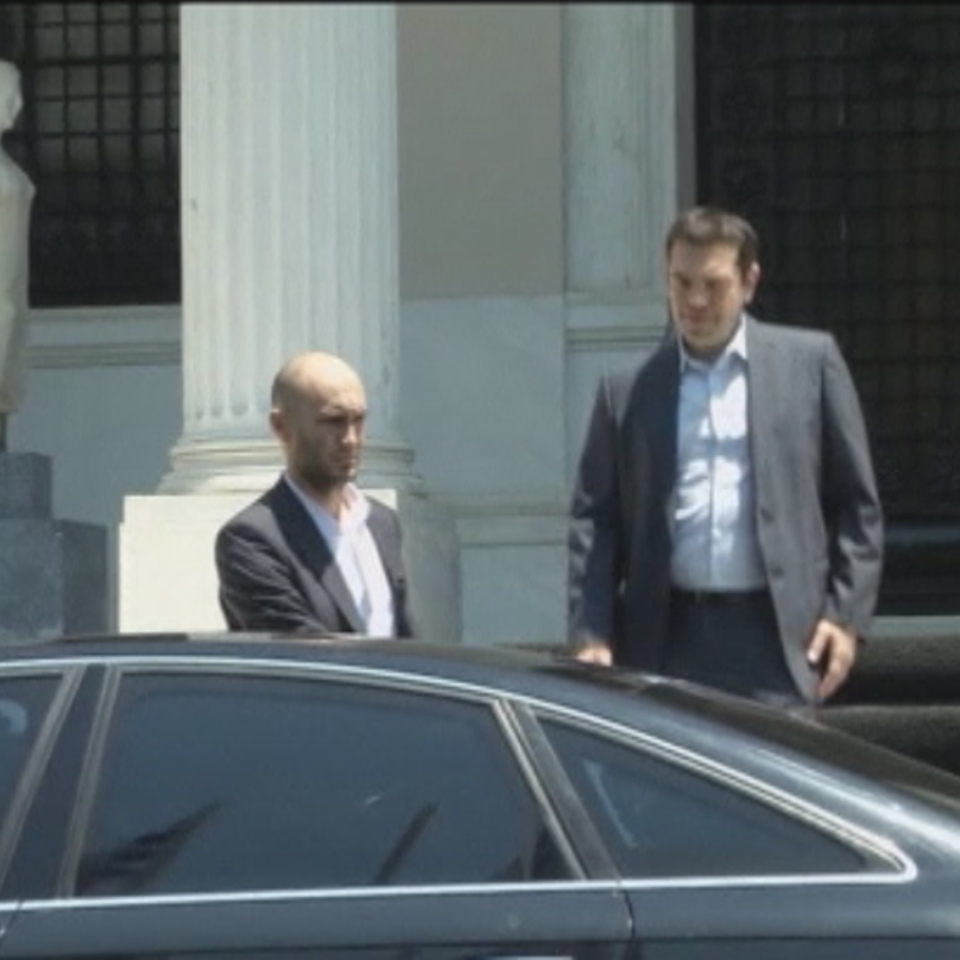 El ministro de Finanzas Euclides Tsakalotos junto a su predecesor en el cargo Yanis Varoufakis. EFE