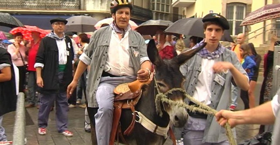 La tradicional carrera de burros en el Día del Blusa de Vitoria-Gasteiz, en 2014. EiTB