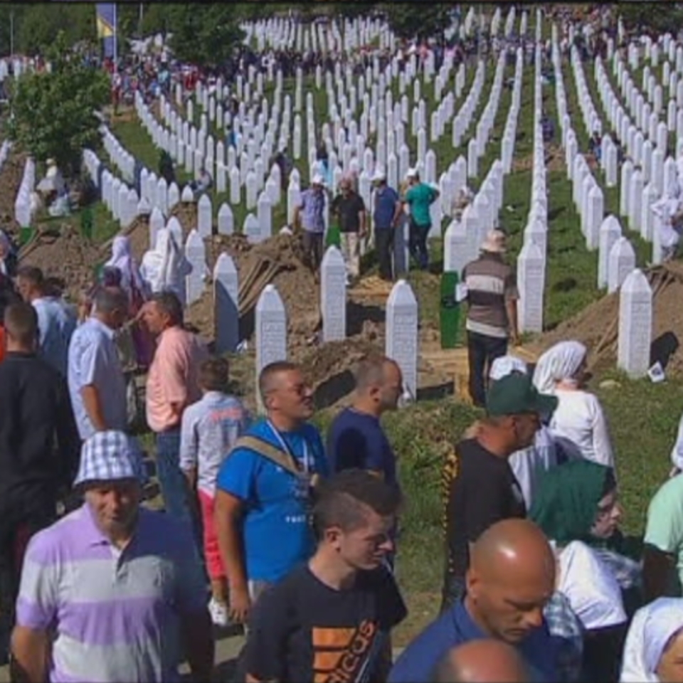 Srebrenicako sarraskian hildakoak oroitu dituzte Bosnia-Herzegovinan. Argazkia: EiTB