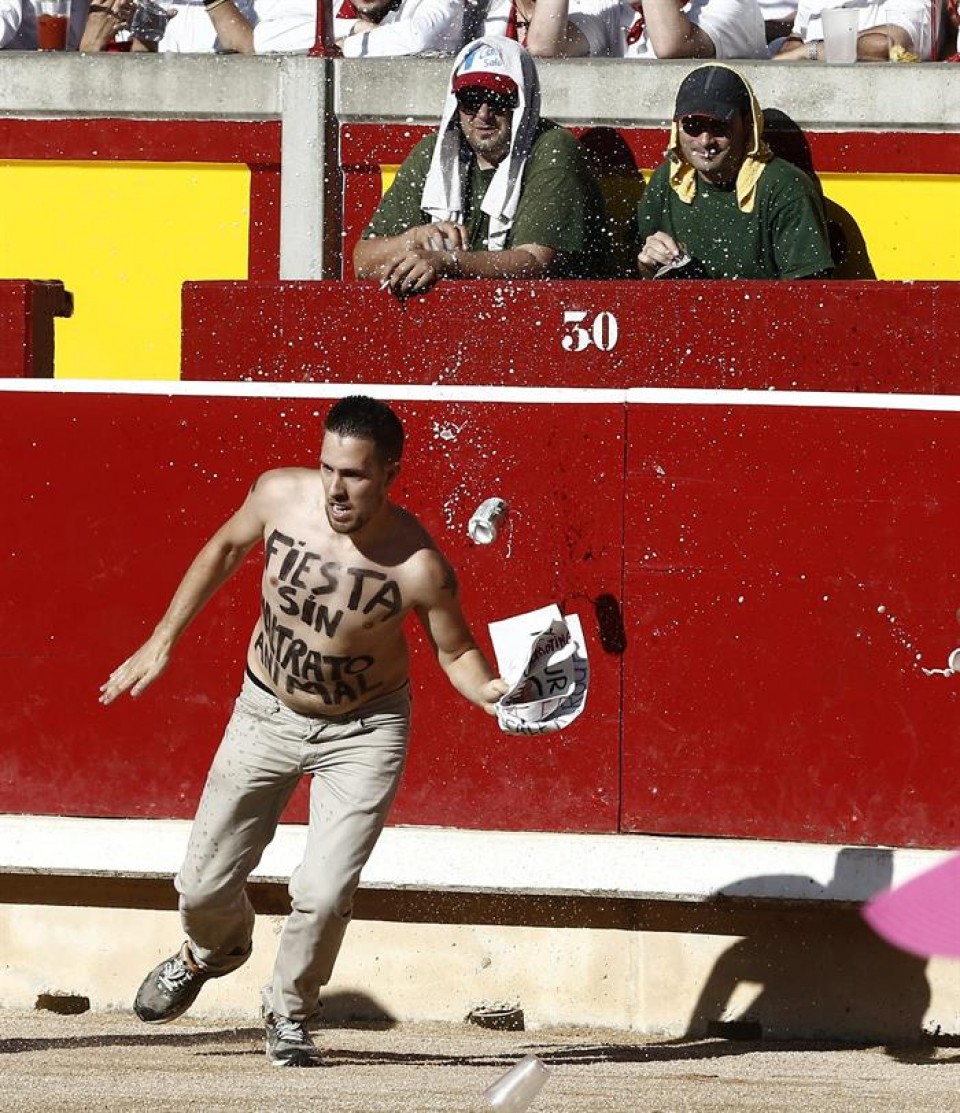 Antitaurino salta a la plaza de toros. Foto: EFE
