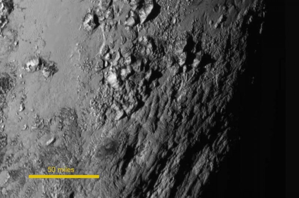 La región ecuatorial de Plutón, que revela montañas de 3.500 metros. Foto: NASA