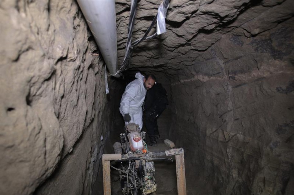 Irudian agertzen den tunela erabili zuen Sinaloako kartelaren buruak. Irudia: EFE