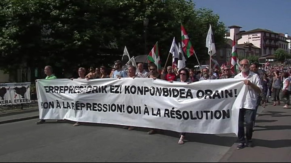 Manifestación en Donibane Garazi para denunciar la operación policial de Ortzaize. Foto: EiTB