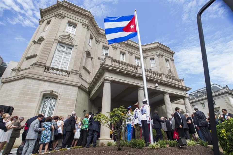 Bandera cubana en la embajada estadounidense.