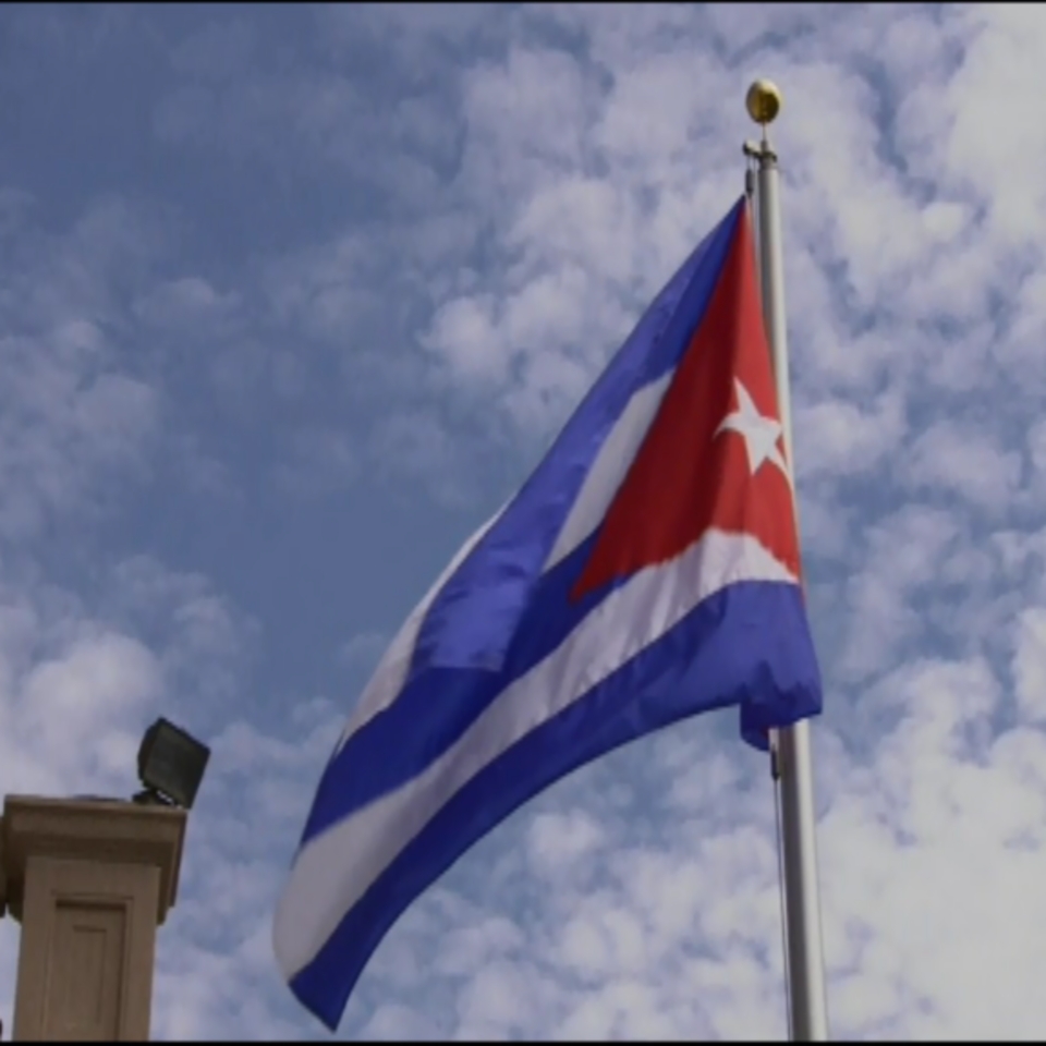 Bandera cubana en la embajada estadounidense.
