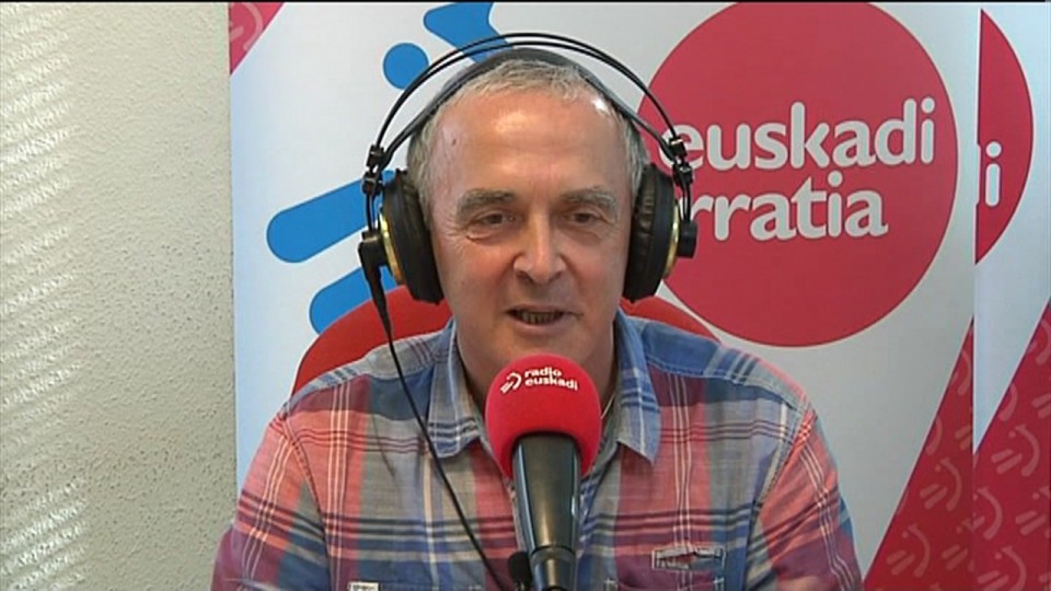 Sabino Cuadra Amaiurreko diputatua Radio Euskadin. Argazkia: EiTB