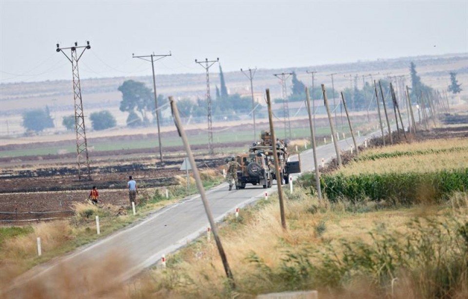 Un tanque turco patrulla a lo largo de la frontera con Siria. Foto: EFE 