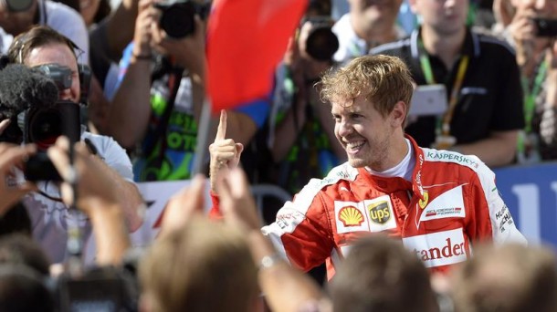 Sebastian Vettel celebra su victoria en Hungría. Foto: Efe.