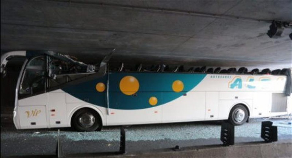 Así quedó el autobús de estudiantes vascos siniestrado en Lille
