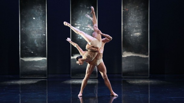 Los bailarines Miyuki Kanei y Frederik Deberdt son dos de los 18 que participan en la obra. 