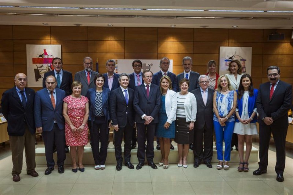 Alfonso Alonso, ministro de Salud, con los consejeros de Sanidad. Foto: EFE.