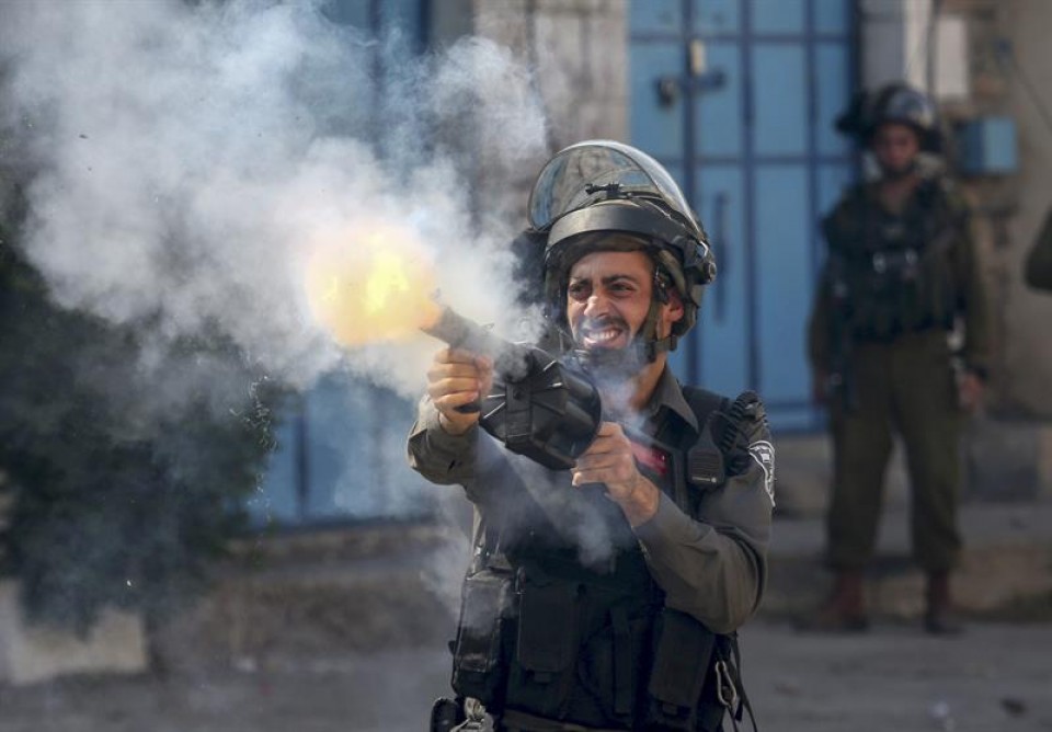 Soldadu israeldar bat, palestinar manifestarien kontra egiten. Irudia: EFE