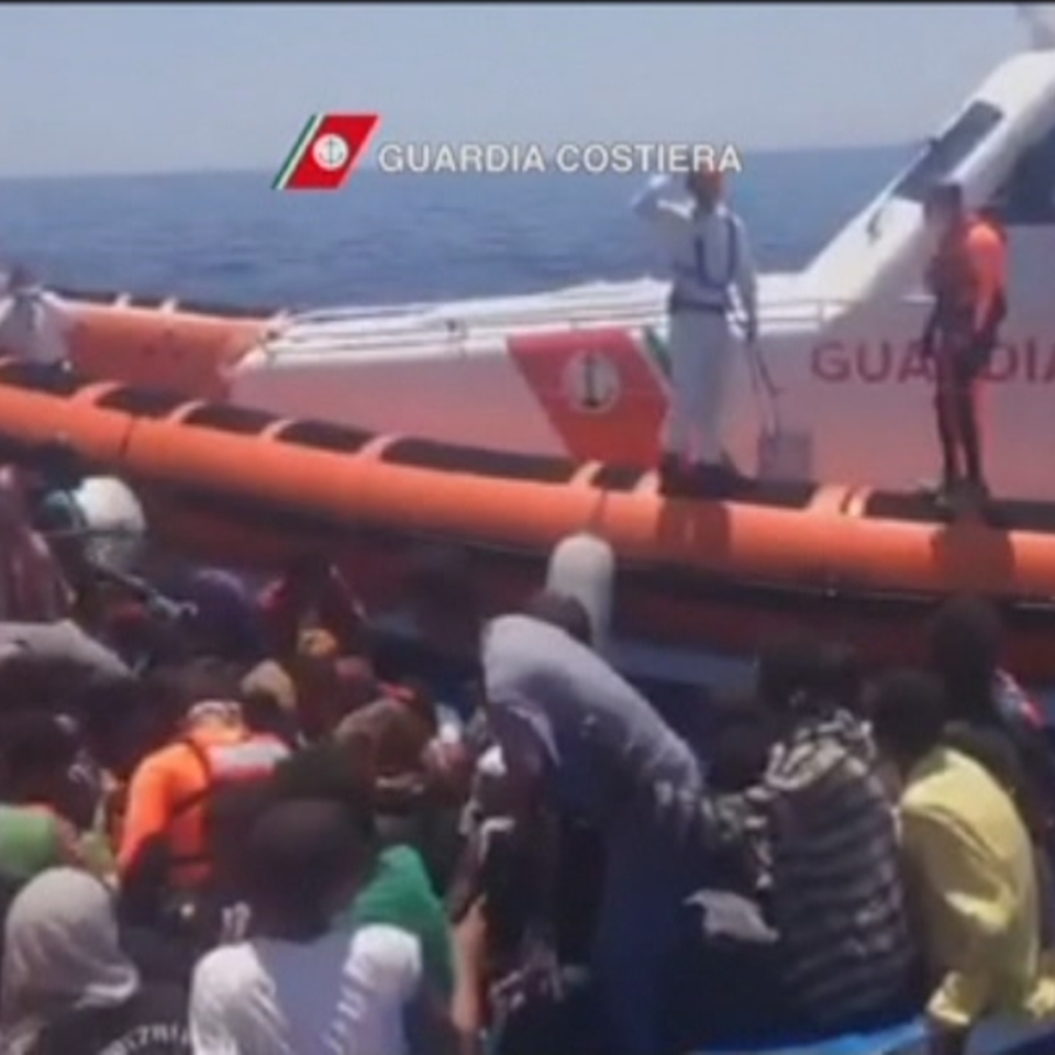 Inmigrantes en la costa Siciliana tras ser rescatados. Foto de archivo: EFE