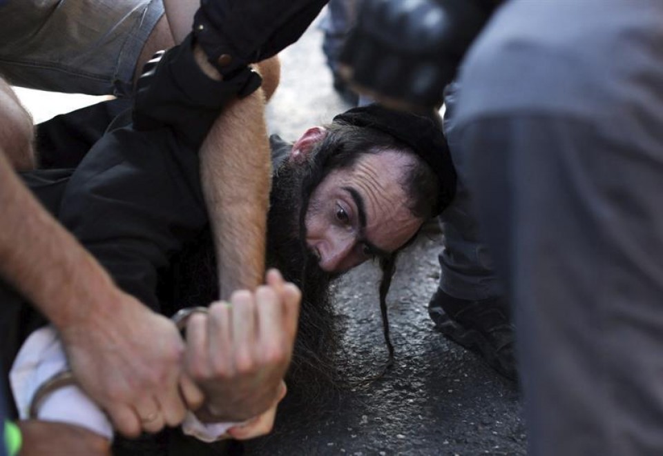 Momento de la detención del judio extremista, con antecedentes por un acto similar. Foto: EFE