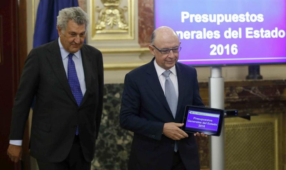 Cristóbal Montoro entrega los presupuestos a Jesús Posada, presidente del Congreso. EFE
