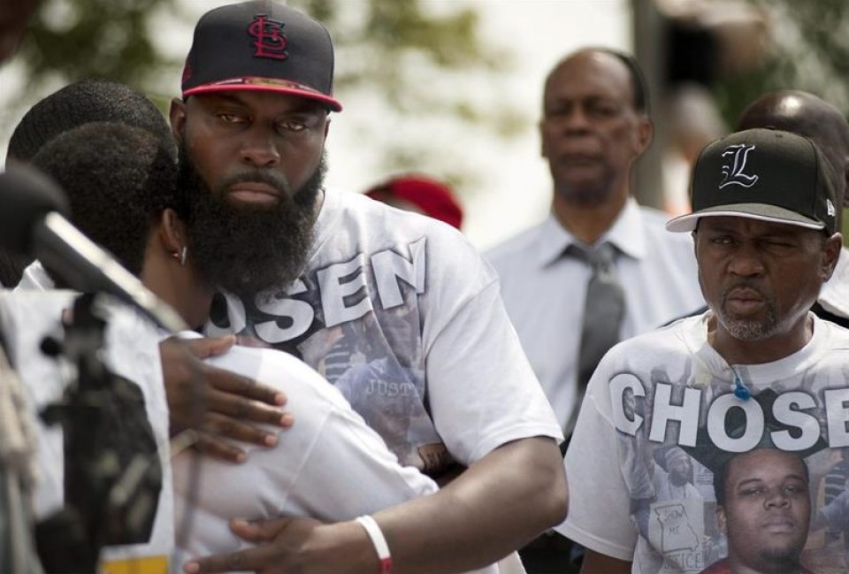 Dos heridos en Ferguson en el aniversario de la muerte de M. Brown