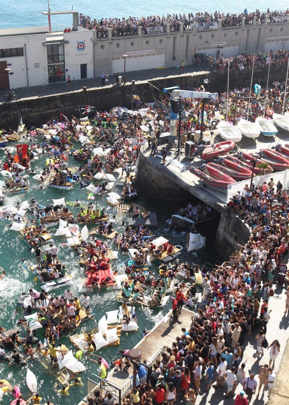 Abordaje de los piratas en Donostia. Foto: Efe