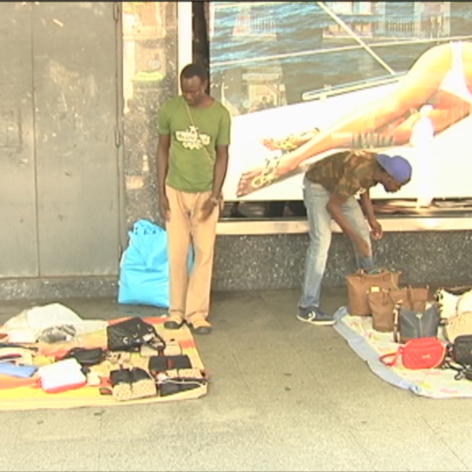 Varias personas venden artículos en una calle. Foto: EiTB.