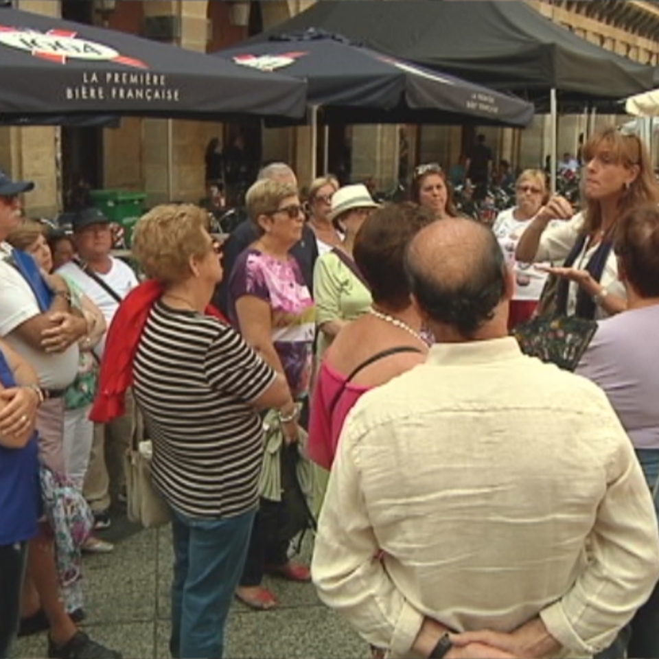 Un grupo de turistas con su guía en Donostia-San Sebastián. Imagen de archivo: EiTB