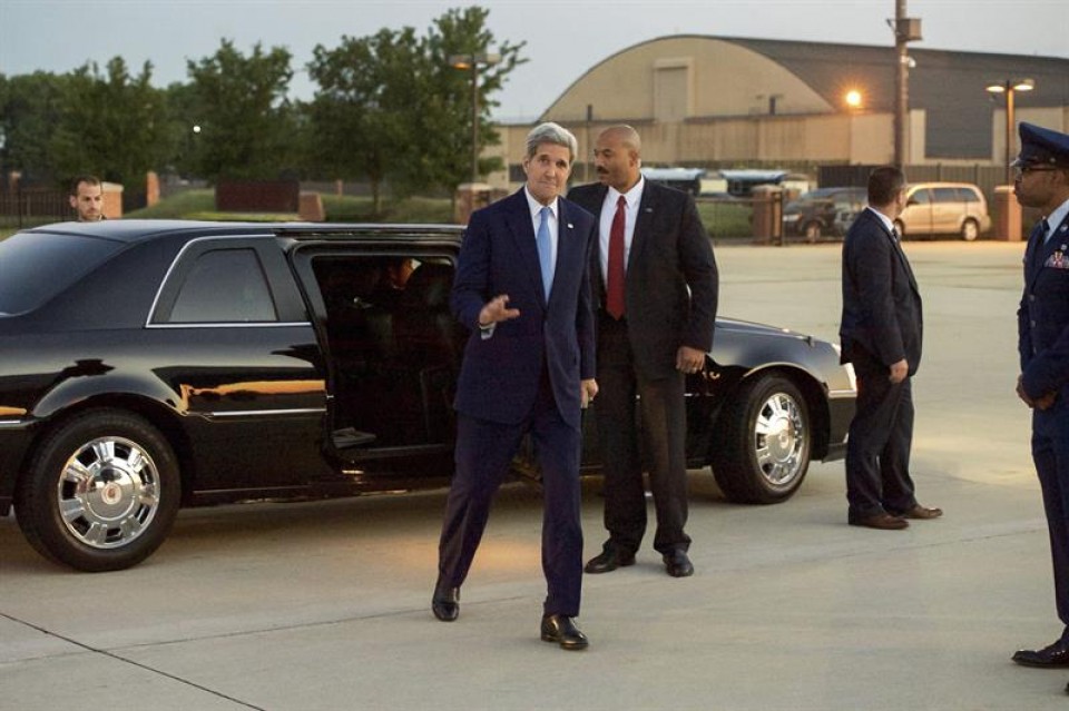 Kerry aterriza en Cuba para inaugurar la embajada de EEUU
