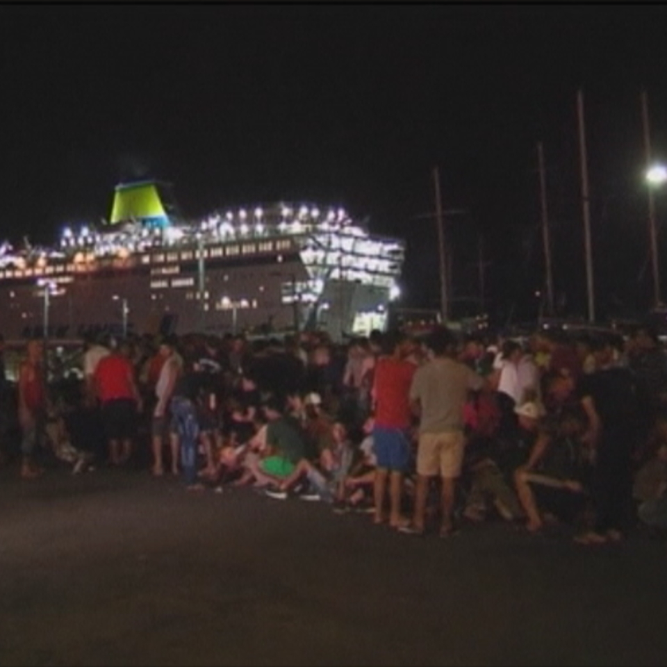Cientos de sirios embarcan en un ferry enviado a la isla griega de Kos