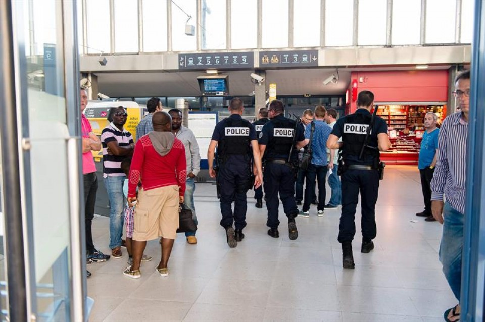 Agentes de Policía en la estación de Arras, donde fue detenido el supuesto terrorista. Foto: EFE