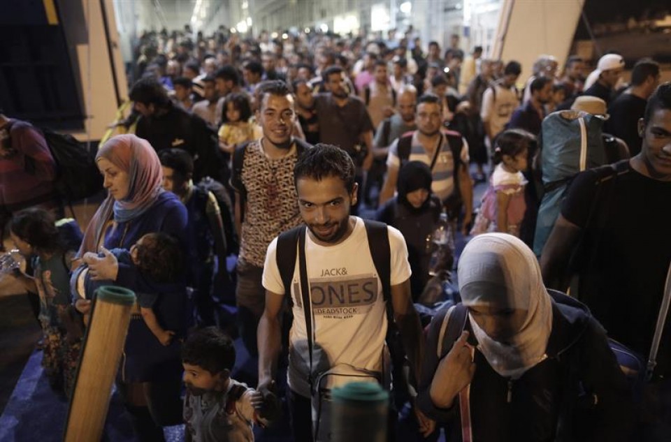Refugiados sirios llegan en un ferry al puerto de Piraeus, cerca de Atenas. Foto: EFE.
