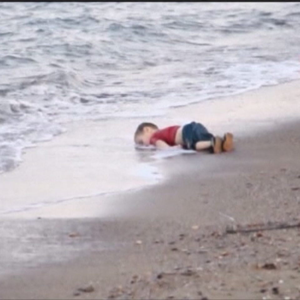 Niño que murió ahogado en la costa turca.