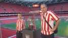 Los aficionados del Athletic acuden a retratarse con la Supercopa