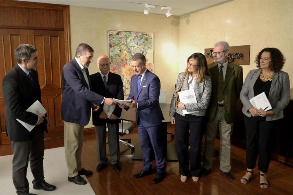 Expertos denuncian la falta de 'implicación' de Rajoy en el desarme