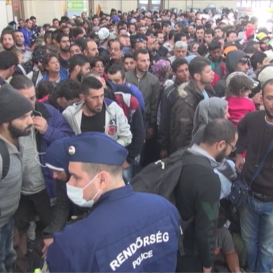 Miles de refugiados continúan atrapados en Budapest