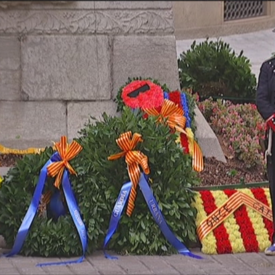 Artur Mas y Ada Colau realizan la ofrenda floral durante la Diada