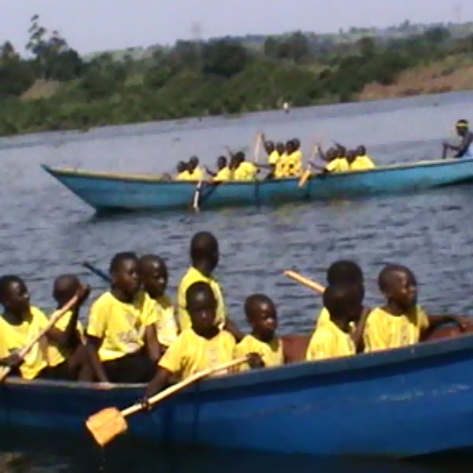 Niños de Uganda también reman con Orio en vísperas de la Concha