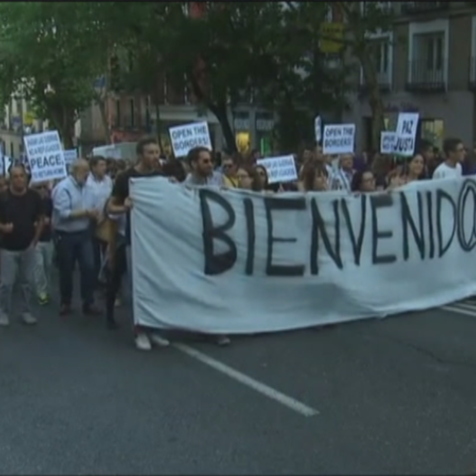 Errefuxiatuak hartzearen aldeko manifestazioa egin dute Madrilen