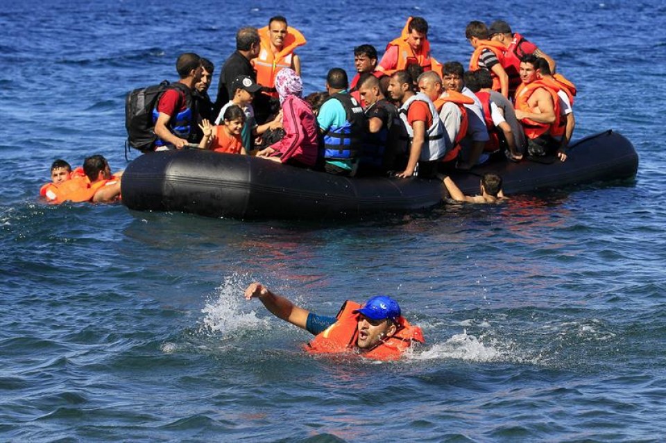 Imagen de archivo de un rescate de refugiados en Grecia. EFE