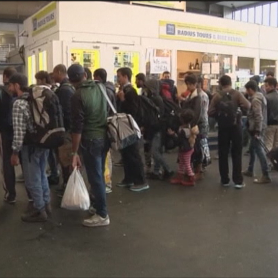 Refugiados en la frontera entre Hungría y Austria. Foto: EFE