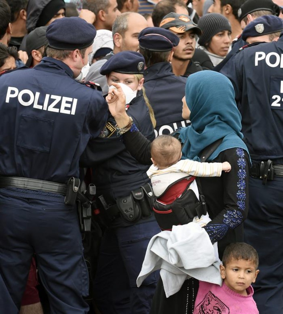 Refugiados en la frontera de Austria con Hungría. Foto: EFE