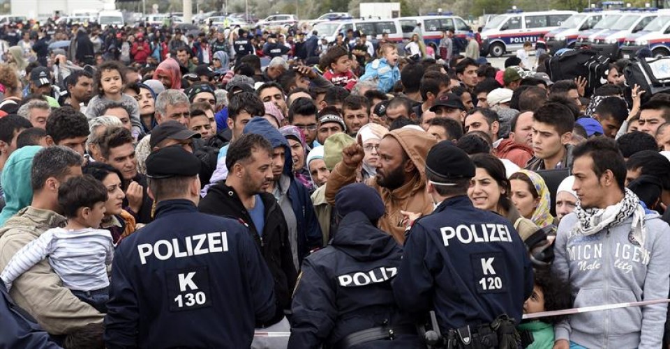 Hungría cierra el principal punto de paso de refugiados desde Serbia 