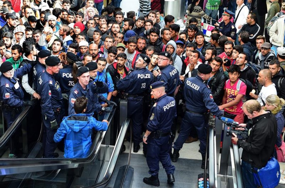 Cordón policial frente a refugiados que esperan para coger un tren en Salzburgo (Austria). EFE