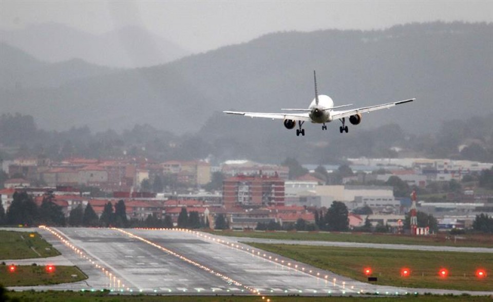 Un avión intenta tomar tierra con un fuerte temporal. Foto de archivo: EFE