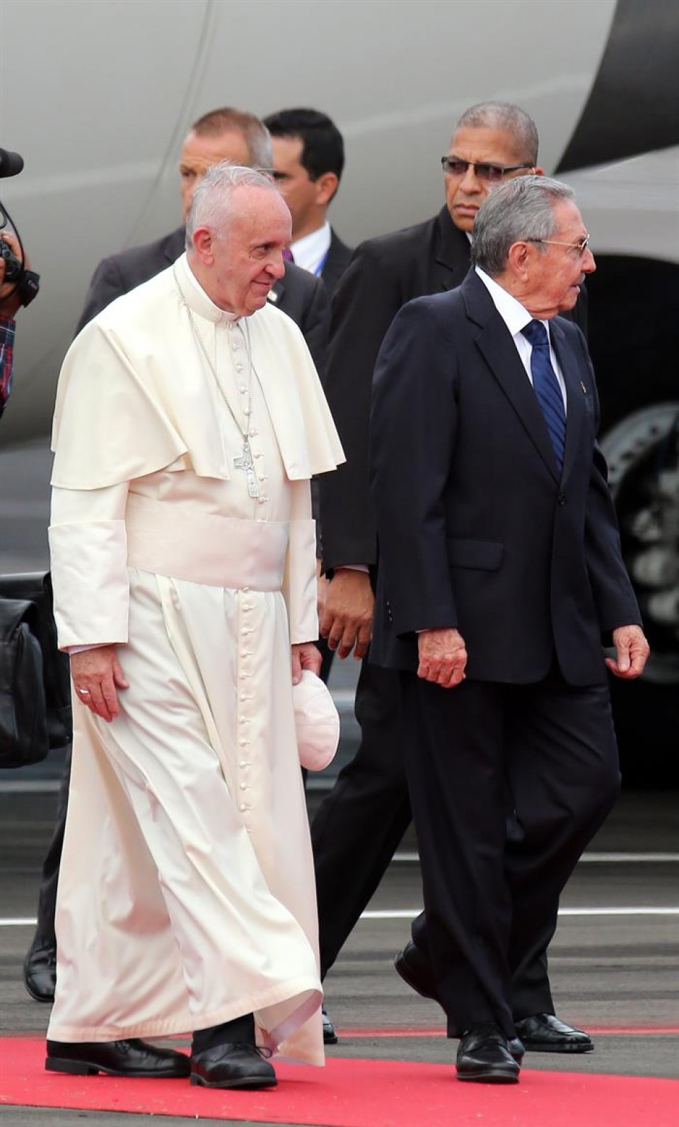 Raúl Castro y el papa Francisco a la llegada de este a La Habana. Foto: EFE