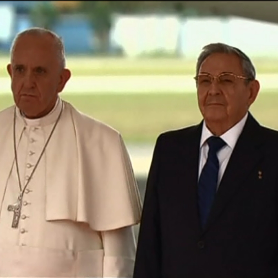 Raúl Castro y el papa Francisco a la llegada de este a La Habana. Foto: EFE