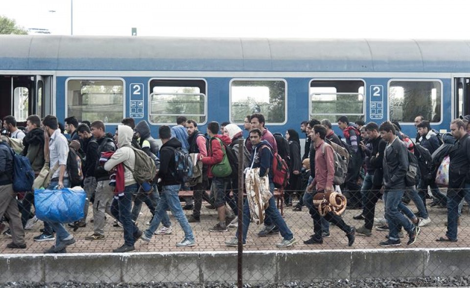 Refugiados en la estación de ferrocarril en Hegyeshalom, Hungría. Foto: EFE