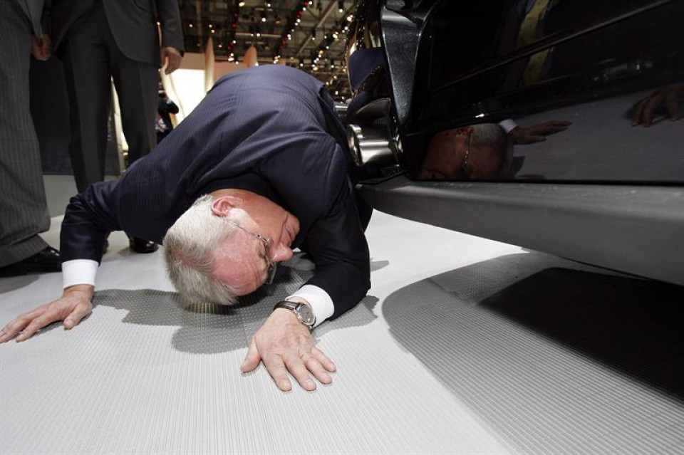 El presidente de Volkswagen examina un coche. EFE