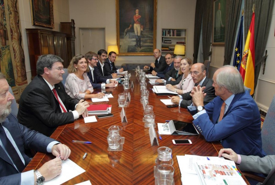 Reunión de representantes de las administraciones vascas y del Gobierno español. Foto: Irekia