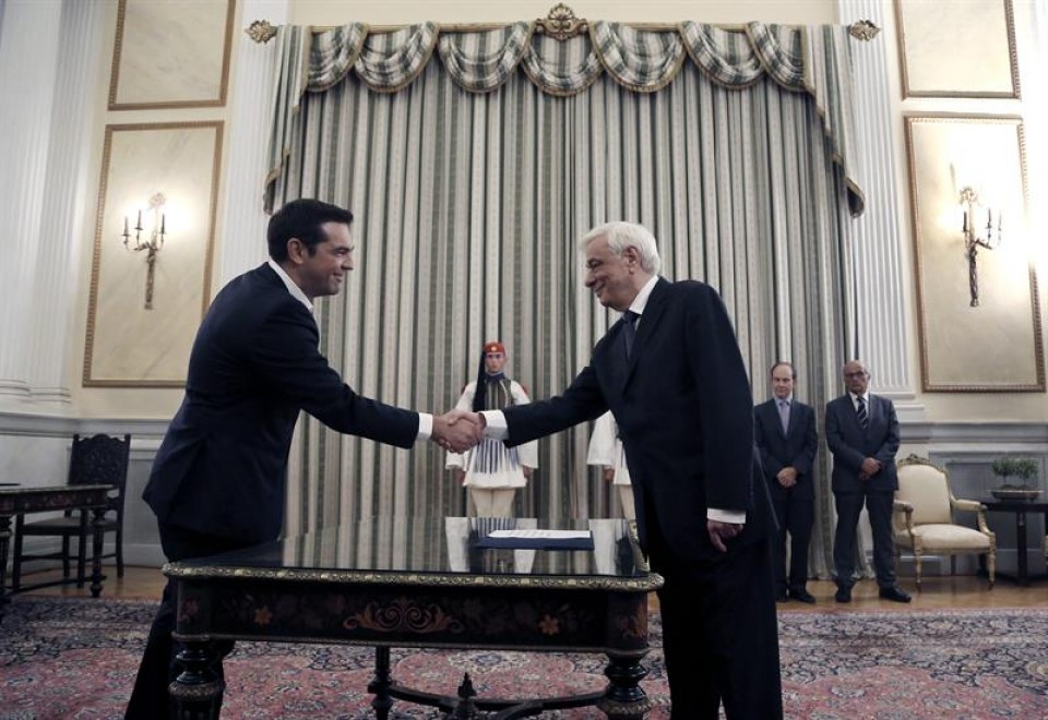 Momento en el que Alexis Tsipras toma posesión como primer ministro de Grecia. Foto: EFE