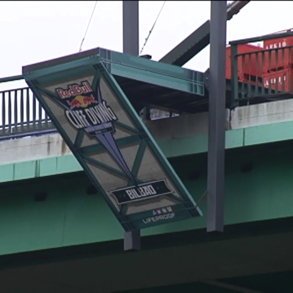 Instalada la plataforma para la 'Red Bull Cliff Diving World Series'