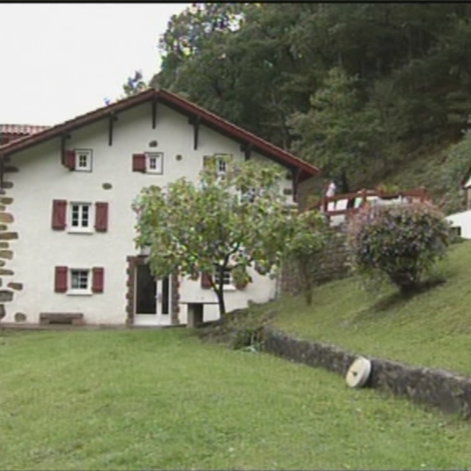 La Guardia Civil registra la casa de Ramón Sagarzazu en Oiartzun (Gipuzkoa). Foto: EFE