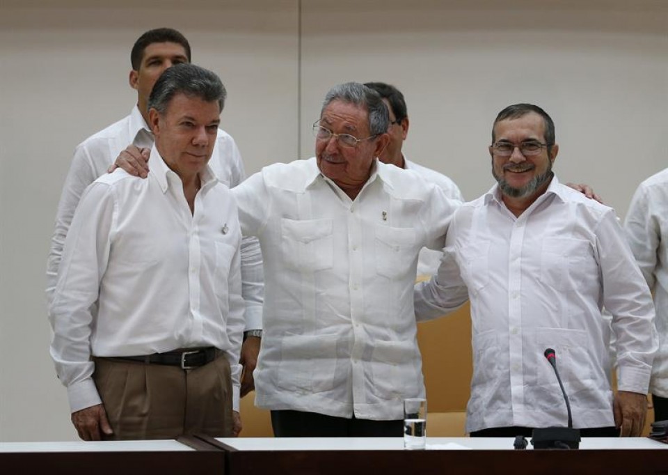 Juan Manuel Santos, 'Timochenko' y Raúl Castro en La Habana (Cuba). Foto: EFE